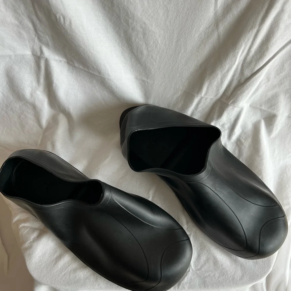 Tingley rubber over shoes
